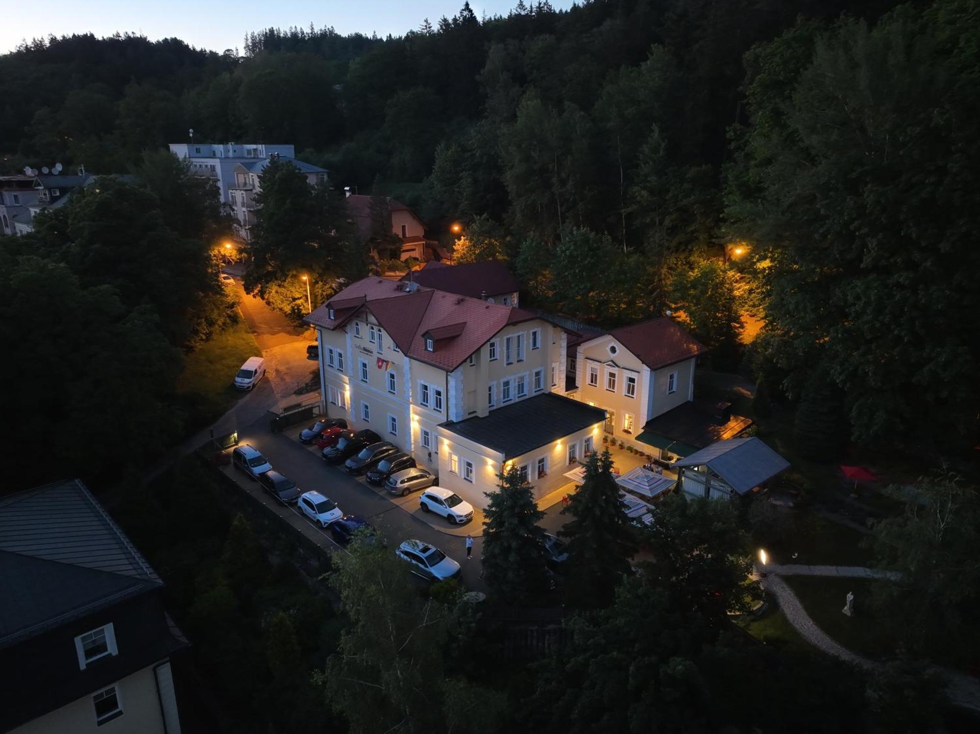 Boutique Hotel Swisshouse 玛丽亚温泉 外观 照片