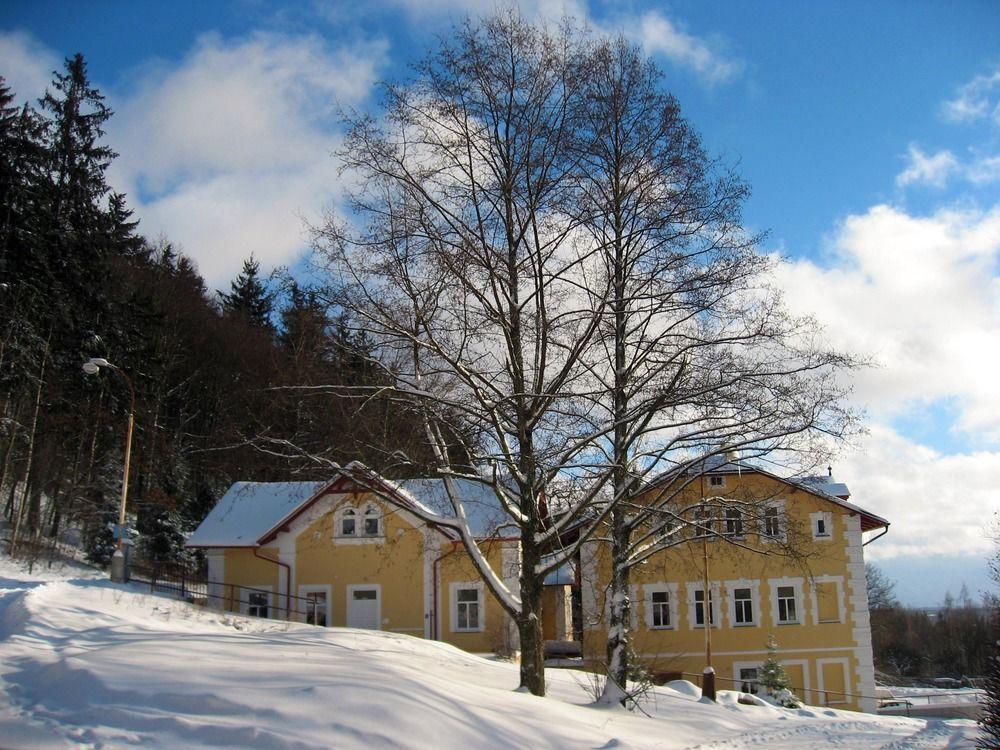 Boutique Hotel Swisshouse 玛丽亚温泉 外观 照片